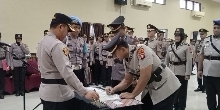 FOTO: AGUS/MATAKALTENG- Nampak Kapolres Kotim AKBP Resky Maulana Zulkarnain saat melakukan tanda tangan terhadap PJU yang di ganti di tubuh Polres Kotim. Senin, 3 Maret 2025 malam.