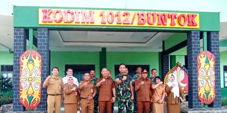 FOTO: MATAKALTENG - Foto Bersama Bupati Barsel H.Eddy Raya Beserta Wakil Bupati Khritianto Yudha, Dandim 1012 Btk,Letkol Inf.Langgeng Pujut Santoso,KadisPUPR Ita Minarni, serta jajaran unsur OPD lainnya.