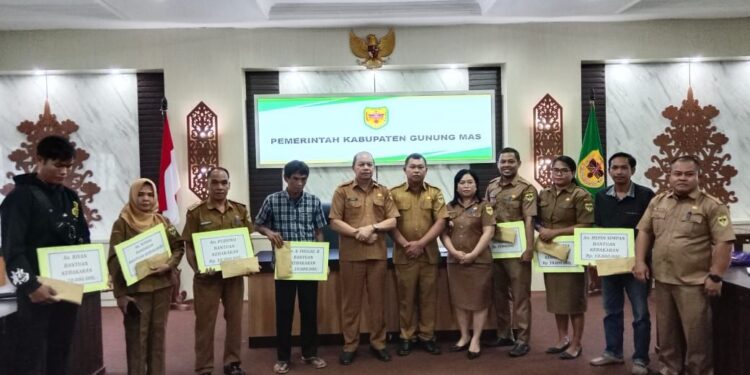 FOTO : BPBD GUMAS/MATA KALTENG
- Asisten I Setda Gumas Lurand bersama Sekretaris BPBD Atis dan para penerima bantuan kebakaran, Selasa, 4 Maret 2025.