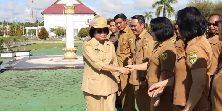 FOTO : DISKOMINFO SANTIK/MATA KALTENG
- Wakil Bupati Gumas Efrensia LP Umbing bersalaman kepala perangkat daerah, usai memimpin apel, pekan lalu.