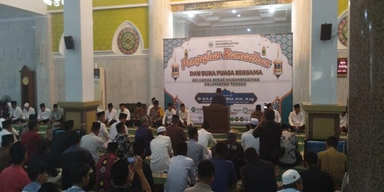 FOTO: IST/MATAKALTENG - Acara Buka Puasa Bersama dan Pengajian Ramadhan 1446 H Masyarakat dan Simpatisan Muhammadiyah Kalteng di Masjid Darul Arqam.
