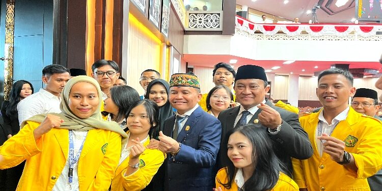 FOTO: IST/MATAKALTENG - Gubernur Agustiar Sabran dan Wakil Gubernur Edy Pratowo berfoto bersama mahasiswa usai mengikuti sidang paripurna di Ruang Sidang DPRD Kalteng.