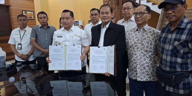 Foto: DIAN/MATA KALTENG - Bupati Kotim Halikinnor saat tanda tangan MoU bersama Nusa Suriamas Group terkait pengelolaan limbah medis, 5 Maret 2025.