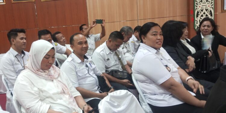 FOTO: RZL/MATAKALTENG - Lurah Panarung, Evi Kahayanti (kerudung putih) pada saat menghadiri rapat paripurna pidato pertama Wali dan Wakil Wali Kota Palangka Raya.