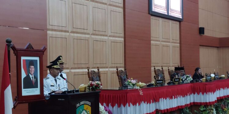 FOTO: RZL/MATAKALTENG - Wali dan Wakil Wali Kota Palangka Raya, Fairid Naparin dan Achmad Zaini, pada saat menyampaikan pidato pertama.