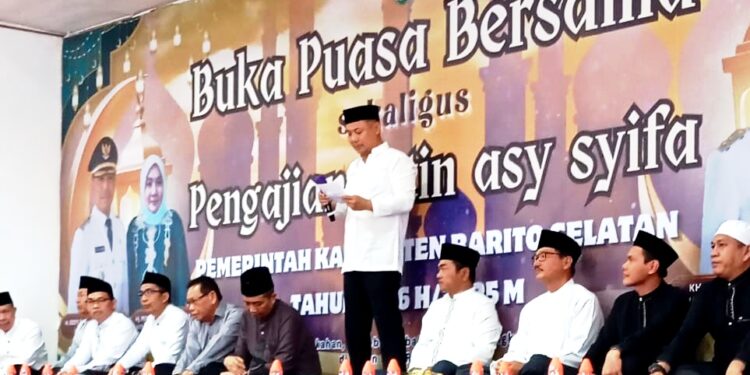 FOTO: MATAKALTENG - Bupati Barsel H.Eddy Raya Samsuri,saat menyampaikan Sambutannya pada gelaran Pengajian Rutin Asy Syifa di Buntok.