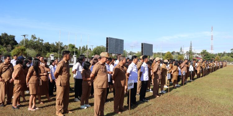 FOTO : DISKOMINFO SANTIK/MATA KALTENG - Ratusam ASN di lingkungan Pemkab Gumas mengikuti apel gabungan, di halaman kantor bupati setempat, pekan lalu.