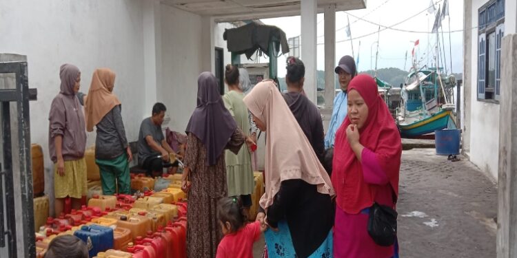 FOTO: IST/MATAKALTENG - Aktivitas Nelayan mengisi BBM di SPDN Kumai.