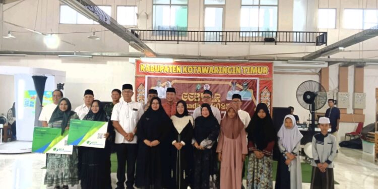 Foto: DOK DIAN/MATA KALTENG - Penyerahan Simbolis Perlindungan BPJS Ketenagakerjaan dalam Acara Gebyar Ramadhan 2025 di Kotawaringin Timur belum lama ini.