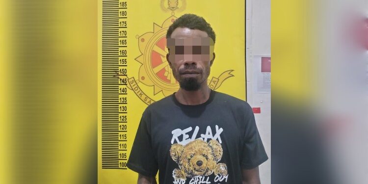 FOTO: IST/MATAKALTENG- Tersangka pelaku pencurian buah kelapa sawit milik perusahaan PT. SPMN Cempaga Hulu, Kotim.