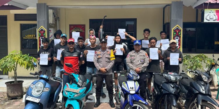 FOTO:IST/MATAKALTENG - Nampak anggota Polsek Kota Besi saat mengamankan pelaku aksi balap liar di wilayah nya.
