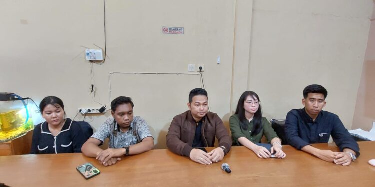 FOTO: RZL/MATAKALTENG - Kuasa Hukum Jumadi, Ade Putrawibawa (jaket coklat), bersama tim pada saat menggelar konferensi pers.