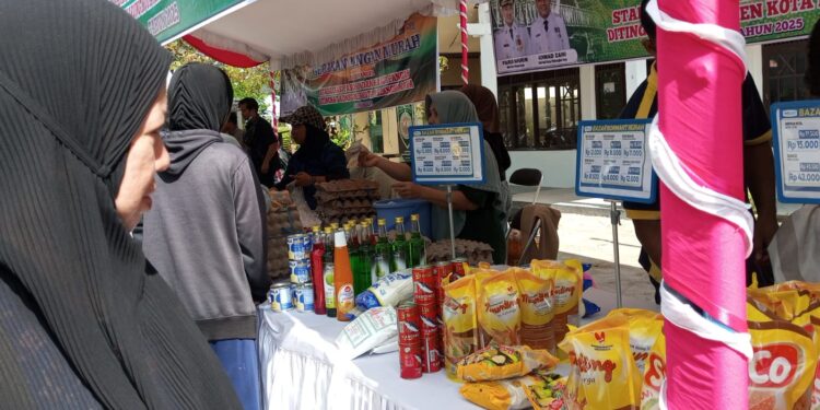 FOTO: RZL/MATAKALTENG - Salah seorang warga pada saat memadati stand gerakan pangan murah di depan kantor Kelurahan Panarung.