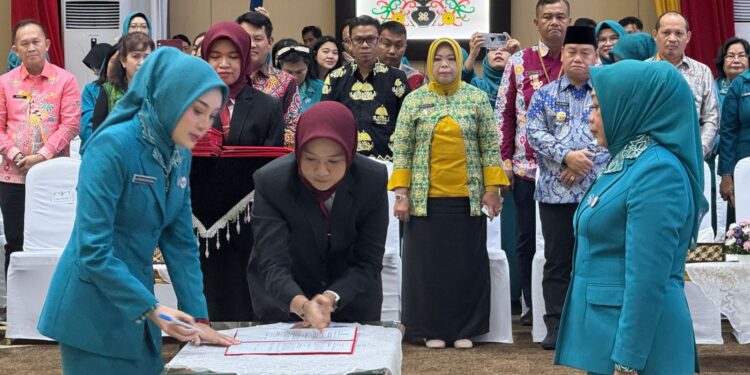 FOTO : IST/MATAKALTENG - Ketua TP-PKK Kalteng Aisyah Thisia Agustiar Sabran, melantik 12 TP-PKK Kabupaten Kota dan Tim Pembina Posyandu.