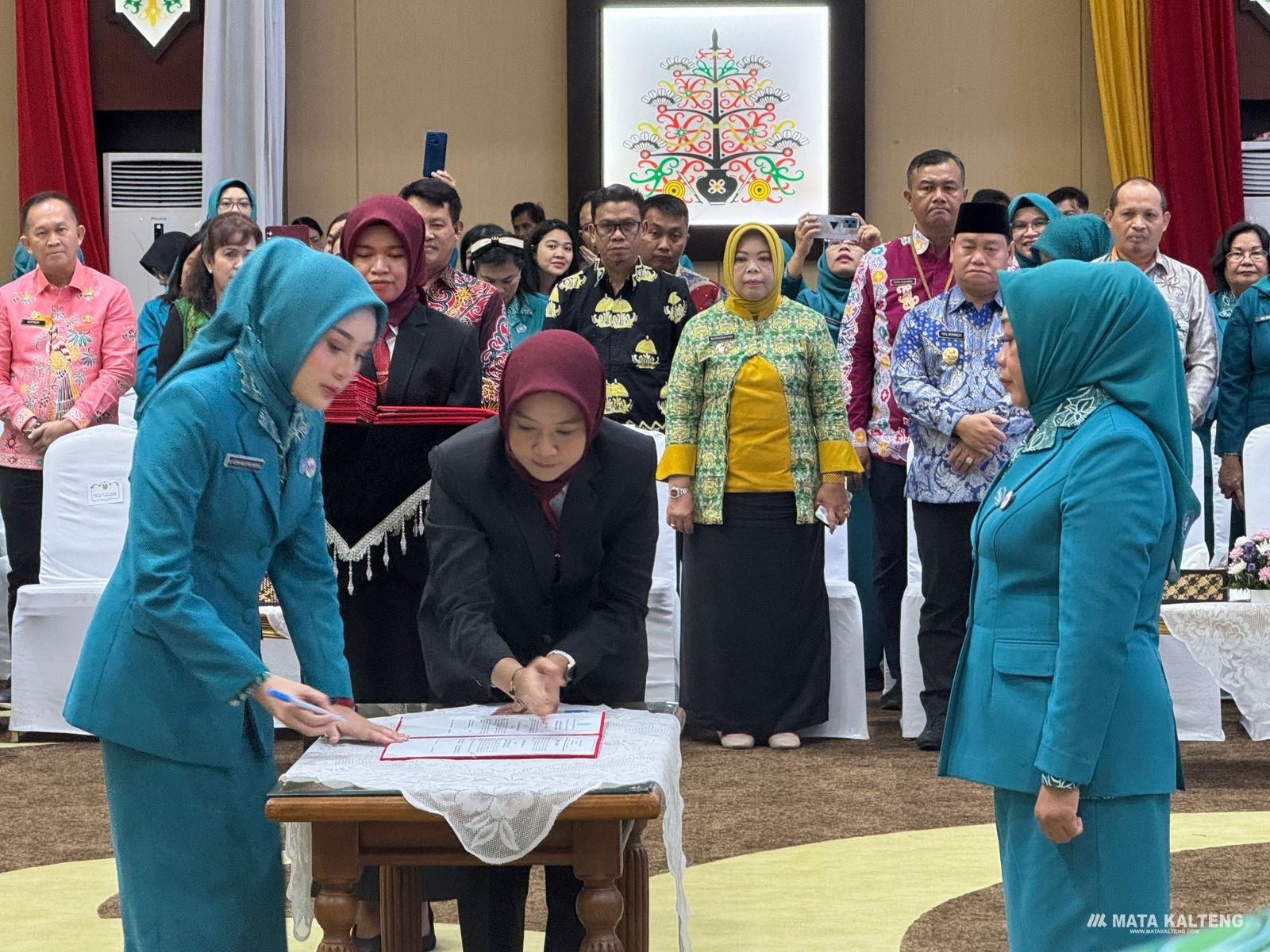 Aisyah Thisia Agustiar Sabran Lantik 12 TP PKK Kabupaten/Kota dan Tim Pembina Posyandu di Kalteng