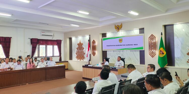 FOTO : DISKOMINFO SANTIK/MATA KALTENG - Wakil Bupati Gumas Efrensia LP Umbing didampingi Kepala Inspektorat Dihel, mengikuti peluncuran indikator IPKD MCP tahun 2025 secara daring, di ruang rapat lantai 1 kantor bupati, Rabu, 5 Maret 2025.
