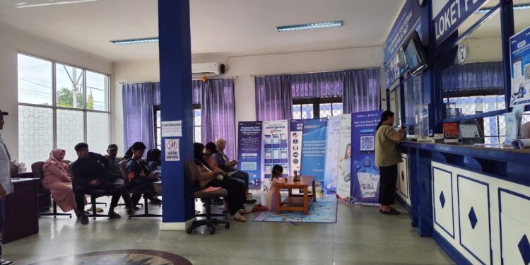 Foto:DIAN/MATA KALTENG - Warga yang mengantri tiket kapal di PT Pelni Sampit.
