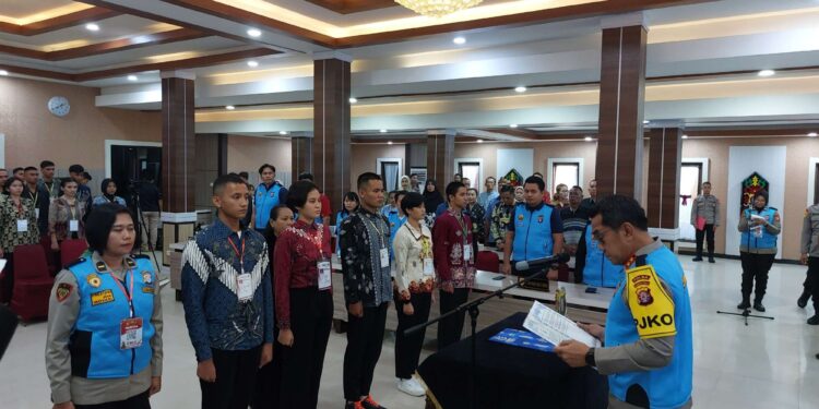 FOTO: RZL/MATAKALTENG - Kapolda Kalteng, Irjen Pol Djoko Poerwanto, pada saat memimpin sumpah kepada calon peserta seleksi penerimaan anggota Polri Tahun Anggaran 2025.