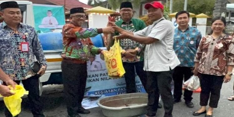FOTO: IST/MATAKALTENG - Masyarakat yang antusias berkunjung ke stand Dislutkan untuk membeli ikan.