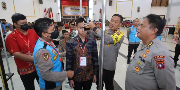 FOTO: MATAKALTENG - Wakapolda Kalteng, Brigjen Pol Rakhmad Setyadi, pada saat memeriksa tinggi badan salah seorang peserta seleksi penerimaan anggota Polri Tahun Anggaran 2025.