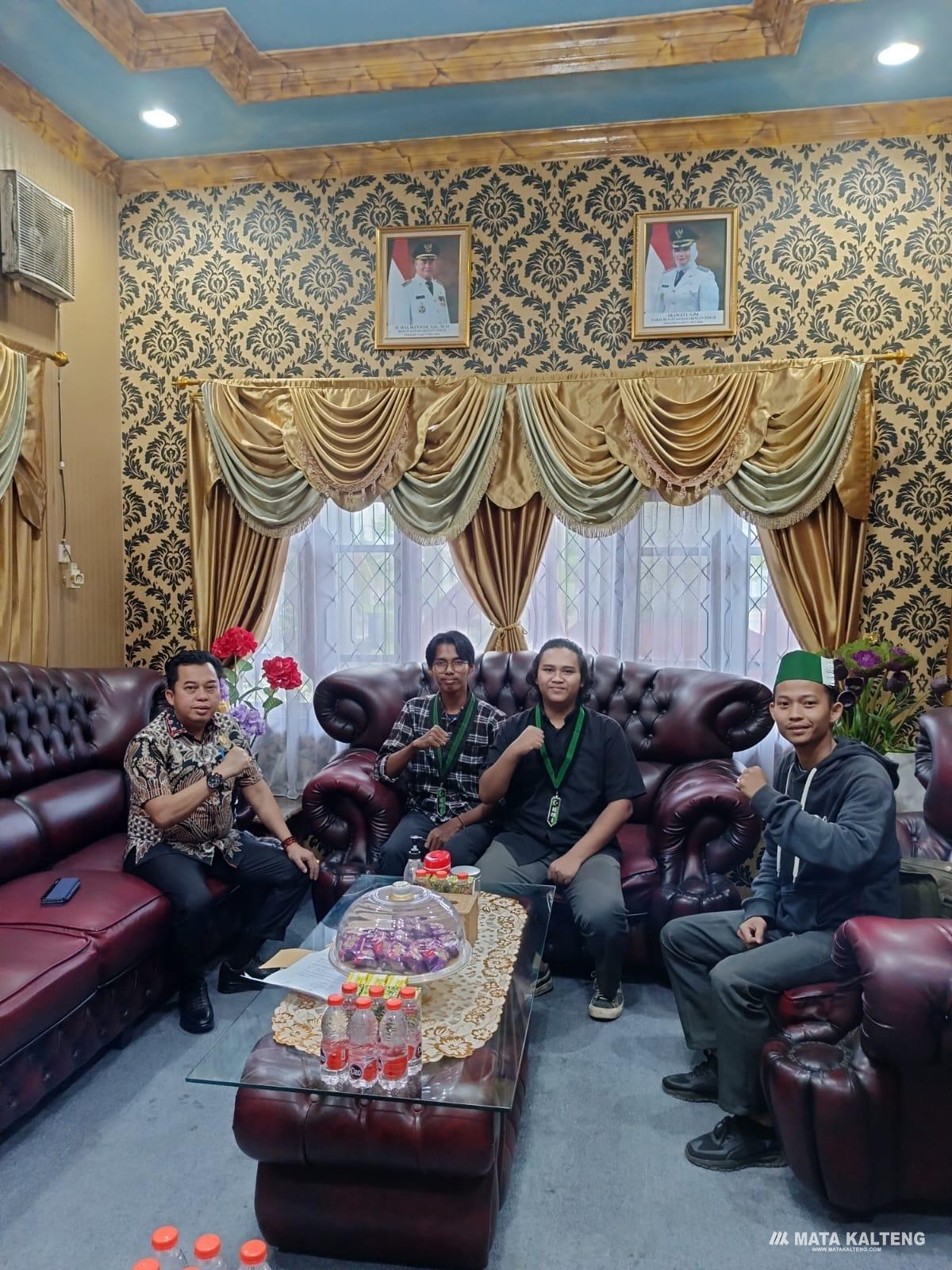 Pengurus HMI Cabang Sampit Diskusikan Potensi PAD Kotim Bersama Ketua DPRD