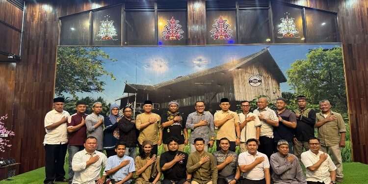 FOTO: IST/MATAKALTENG- Foto bersama insan Pers dengan Dirpolairud Polda Kalteng, Kombes Pol. Dony Eka Putra (tengah atas/baju kotak-kotak) berserta PJU Ditpolairud Polda Kalteng usai menggelar buka bersama di salah satu rumah makan di Sampit, Sabtu 8 Maret 2025 malam.