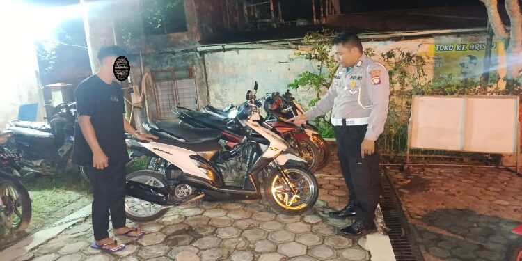 FOTO: HUMAS POLRES GUMAS/MATA KALTENG - Sejumlah kendaraan roda dua yang menggunakan knalpot brong, diamankan di Pos Lantas Taman Kota Kuala Kurun, Sabtu 8 Maret 2025 malam.