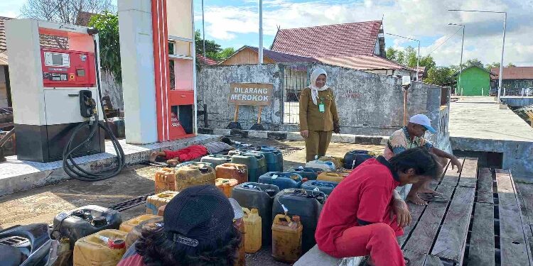 FOTO: IST/MATAKALTENG - Kepala Dislutkan Kalteng, H. Darliansjah saat mengunjungi UPT PP Kuala Pembuang.