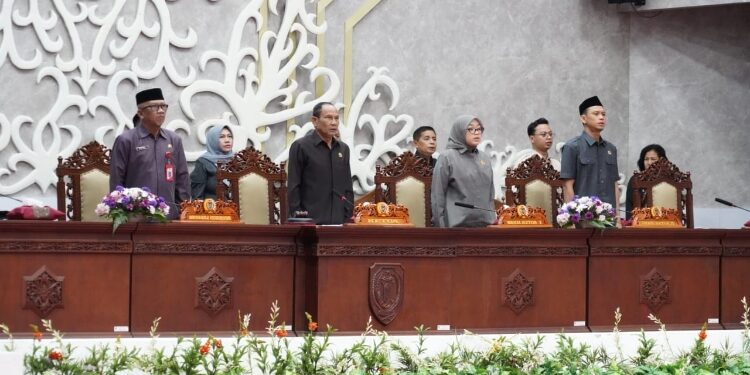 FOTO: IST/MATAKALTENG - Plt Sekda Kalteng, M Katma F Dirun (kiri) saat menghadiri Rapur ke-6 Masa Persidangan II Tahun Sidang 2025.