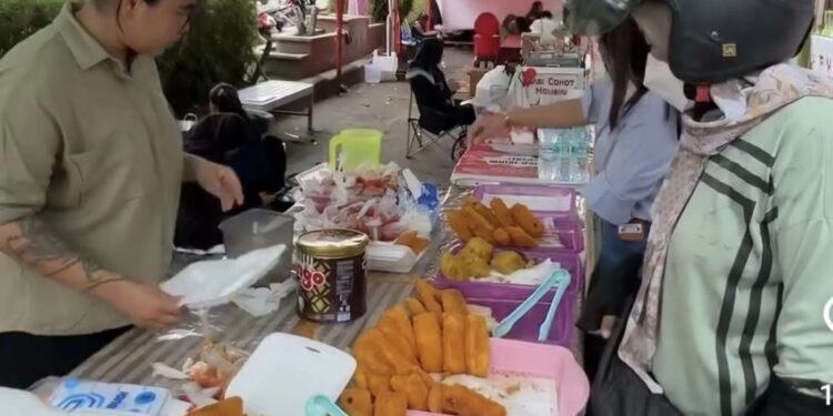 Foto:IST/MATA KALTENG - Warga berburu takjil di Pasar Ramadhan Sampit.