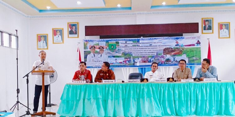 FOTO : IST/MATAKALTENG - Bupati Barsel Eddy Raya saat menyampaikan sambutannya pada Musrenbang Kecamatan Jenamas. Tampak Wakil Bupati,Wakil Ketua DPRD, Sekda Barsel, Camat Jenamas, Kepala Bappeda Barsel.