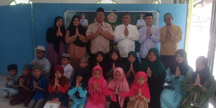 FOTO : KARANG TARUNA/MATA KALTENG - Ketua Karang Taruna Kabupaten Gumas Isnaini ketika berfoto bersama dengan pelajar yang mengikuti kegiatan pesantren ramadan, di Masjid Al Muttaqin, Kelurahan Tampang Tumbang Anjir, Senin, 10 Maret 2025.