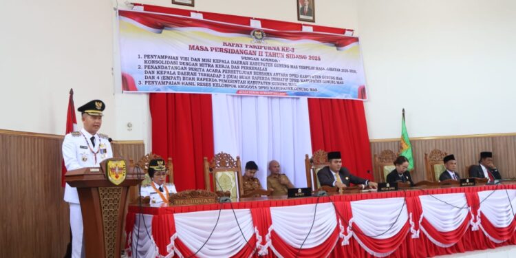 FOTO : DISKOMINFO SANTIK/MATA KALTENG - Bupati Gumas Jaya Samaya Monong menyampaikan visi dan misi kepala daerah masa jabatan 2025-2030, pada rapat paripurna masa persidangan II tahun sidang 2025, Senin, 10 Maret 2025.