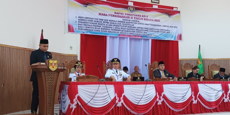 FOTO : DPRD GUMAS/MATA KALTENG - Ketua Bapemperda DPRD Kabupaten Gumas Evandi ketika menyampaikan laporan hasil pembahasan dua buah raperda inisiatif DPRD dan empat buah raperda, di rapat paripurna ke 3 masa persidangan II tahun sidang 2025, Senin, 10 Maret 2024.