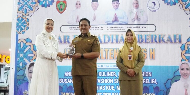 FOTO: IST/MATAKALTENG - Wagub Edy Pratowo secara resmi membuka Bazar Ramadhan IWAPI Provinsi Kalteng.