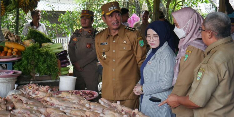 FOTO : MATAKALTENG - Bupati Sukamara, Masduki didampingi istri bersama TPID melakukan sidak ke Pasar Saik Sukamara, Selasa, 11 Maret 2025.