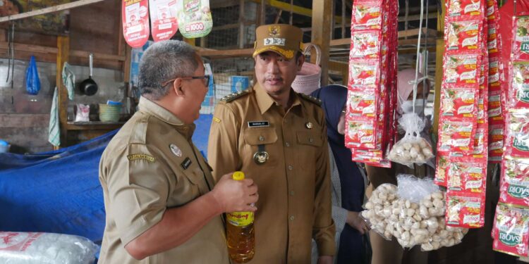 FOTO : MATAKALTENG - Bupati Sukamara, Masduki didampingi istri bersama TPID melakukan sidak ke Pasar Saik Sukamara, Selasa, 11 Maret 2025.