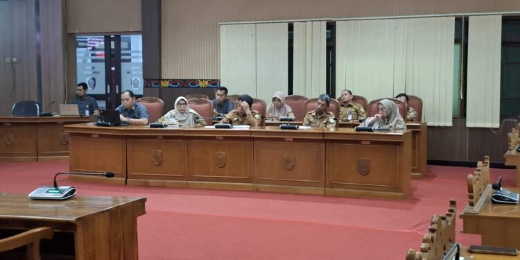 Foto: DIAN/MATA KALTENG - Manajemen RSUD dr Murjani Sampit saat hadiri RDP di DPRD Kotim, dalam rangka menindaklanjuti laporan masyarakat atas kebijakan baru BPJS Kesehatan, 11 Maret 2025.
