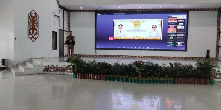 FOTO : DISKOMINFO SANTIK/MATA KALTENG - Bupati Gumas Jaya Samaya Monong memberikan arahan dalam kegiatan musrenbang RKPD kabupaten tahun 2026, di GPU Damang Batu, Selasa, 11 Maret 2025.