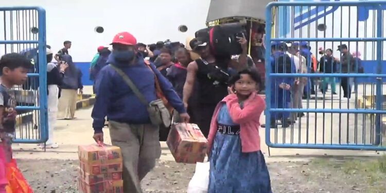 Foto: IST/MATA KALTENG - Sejumlah penumpang di pelabuhan Sampit.