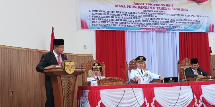FOTO : DPRD GUMAS/MATA KALTENG - Anggota DPRD Kabupaten Gumas Yulius Agau menyampaikan laporan hasil reses kelompok di dapil I, rapat paripurna DPRD masa persidangan II tahun sidang 2025, Senin, 10 Maret 2025.