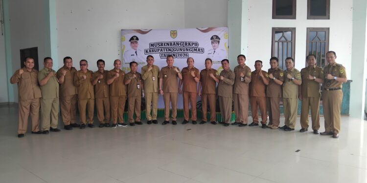 FOTO : DISKOMINFO SANTIK/MATA KALTENG - Bupati Gumas Jaya Samaya Monong didampingi Sekda Richard berfoto bersama dengan kepala perangkat daerah sebelum musrenbang RKPD kabupaten tahun 2026, di GPU Damang Batu, Selasa, 11 Maret 2025