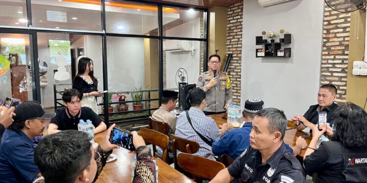 FOTO: MATAKALTENG - Kabid Humas Polda Kalteng, Kombes Pol Erlan Munaji, pada saat memberikan sambutan pada buka bersama insan pers.
