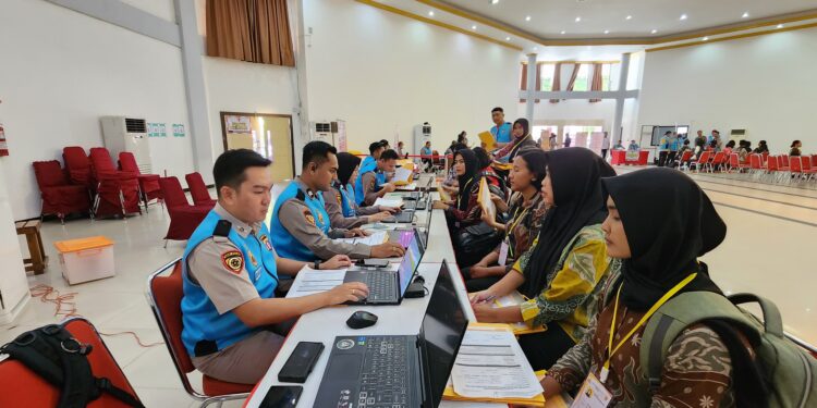FOTO: MATAKALTENG - Peserta seleksi penerimaan anggota Polri Tahun Anggaran 2025 pada saat mengikuti tahap pemeriksaan administasi awal.