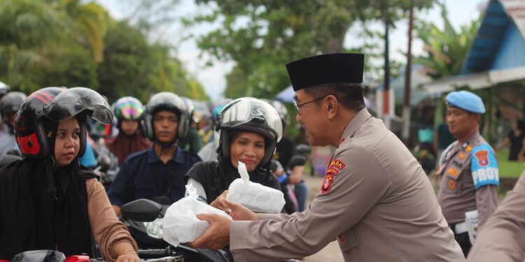FOTO: MATAKALTENG - Kapolda Kalteng, Irjen Pol Djoko Poerwanto, pada saat membagikan takjil kepada masyarakat di Kabupaten Kapuas.