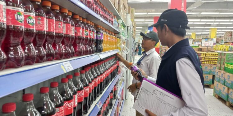 Foto: DIAN/MATA KALTENG - Sidak makanan dan minuman di Hypermart Sampit oleh BPOM Provinsi Kalteng, 12 Maret 2025.