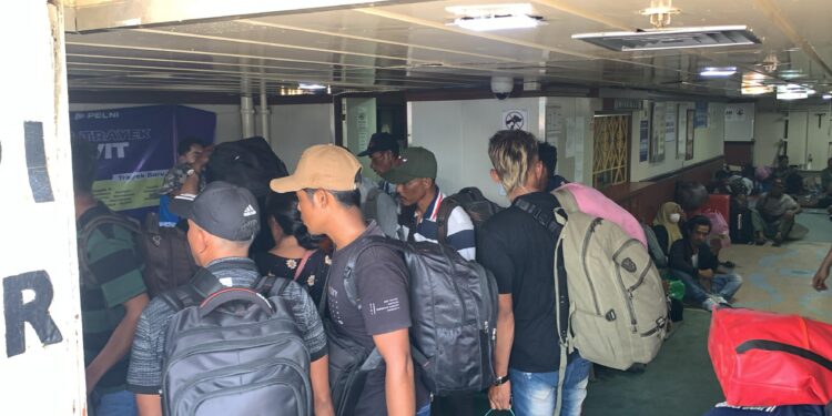 Foto: DIAN/MATA KALTENG - Suasana keberangkatan kapal KM Lawit dari PT Pelni di Pelabuhan Sampit, 12 Maret 2025.