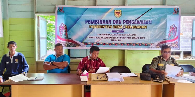 FOTO : SUDIRMAN/MATA KALTENG - Camat Damang Batu Sudirman (kanan) bersama tim pembina, fasilitasi, dan evaluasi pengelolaan keuangan, ketika mengikuti rapat pembinaan dan pengawasan, di Kantor Desa Tumbang Posu, pekan lalu.