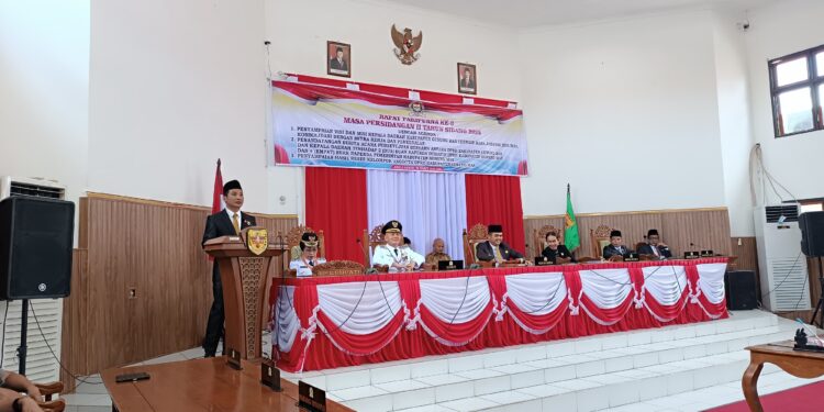 FOTO : DPRD GUMAS/MATA KALTENG - Juru bicara tim reses kelompok DPRD dapil II Herda menyampaikan laporan hasil reses kelompok, pada rapat paripurna 3 masa persidangan II tahun sidang 2025, Senin, 10 Maret 2025.
