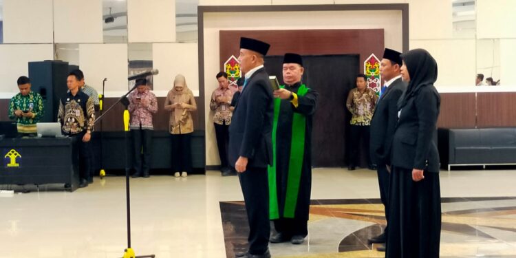 FOTO: MATAKALTENG - Suasana Pelantikan di Aula Mentaya Kementerian Hukum Kalimantan Tengah,
Menteri HAM Natalius Pigai melantik pejabat tinggi pratama dan manajerial KemenHAM secara daring.